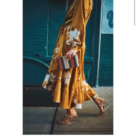 Express Rocky Barnes kimono golden dress - Picture 2 of 4